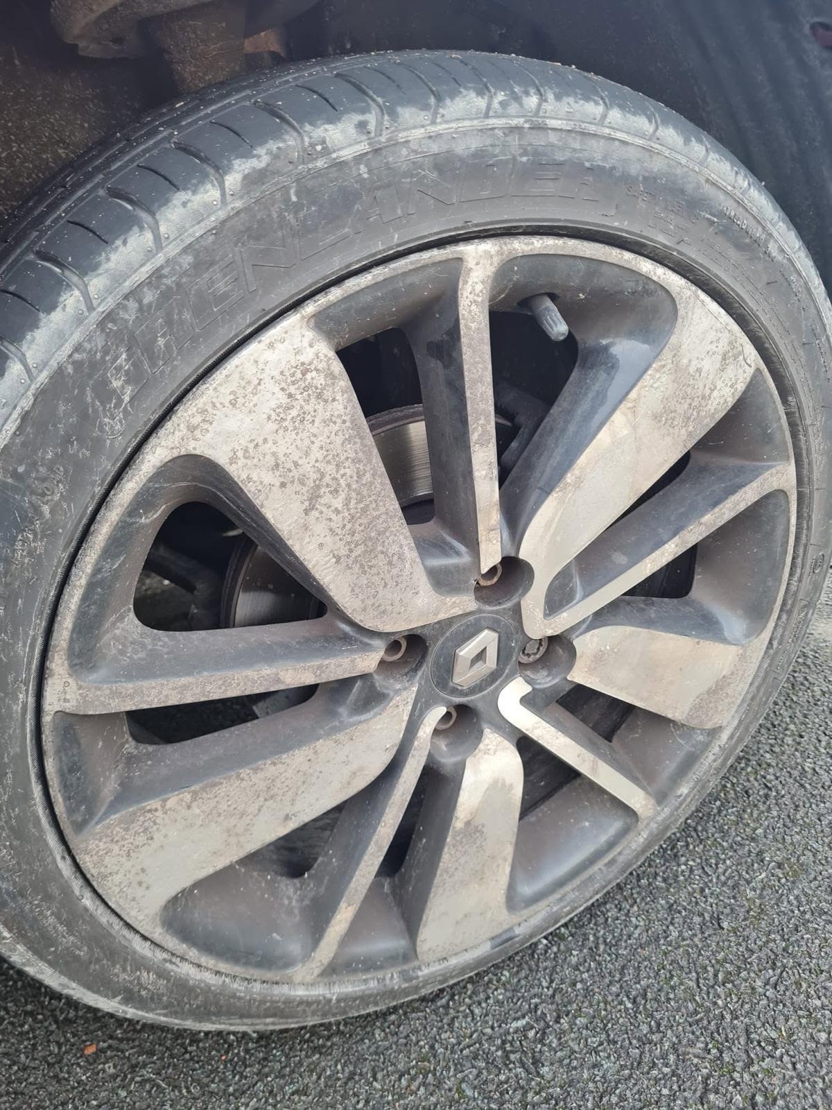 Renault diamond-cut alloy wheel with lacquer peel before repair