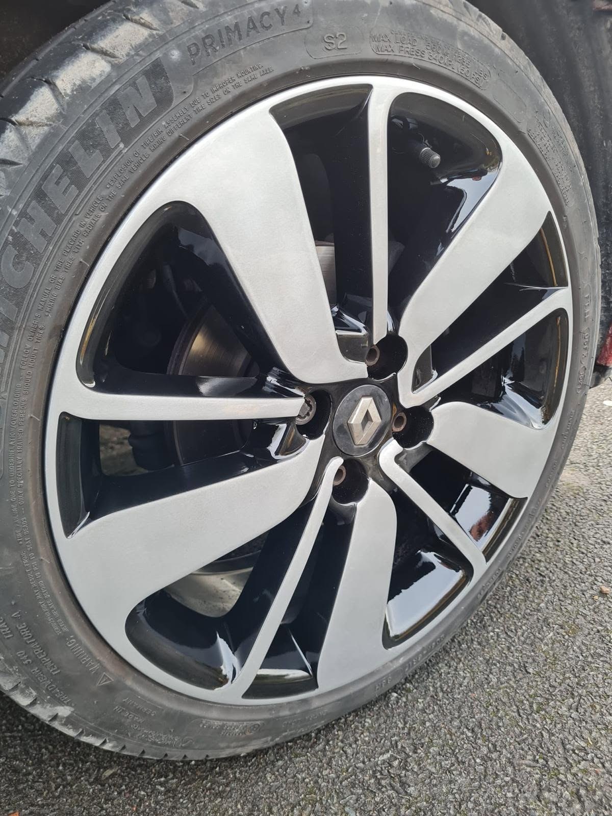 Renault alloy wheel after diamond-cut machining and lacquer