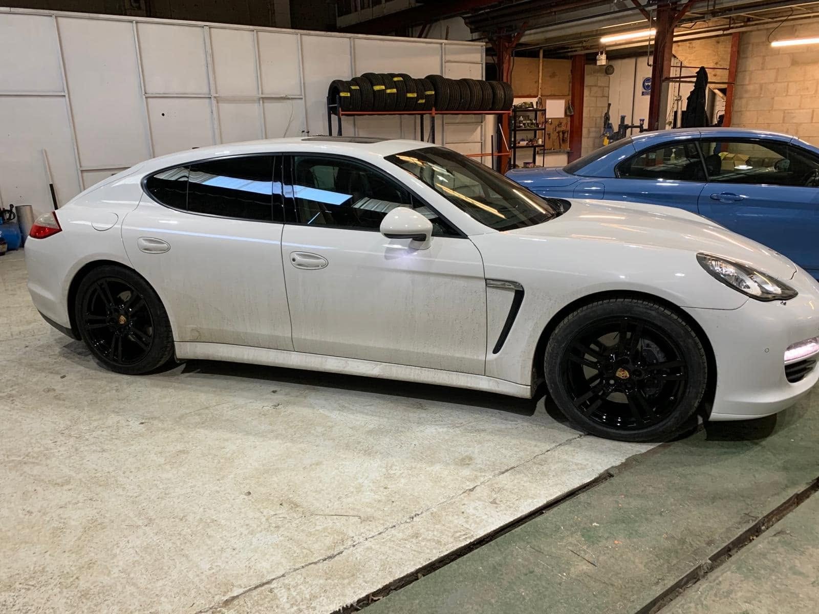 Porsche fitted with freshly refinished black alloy wheels